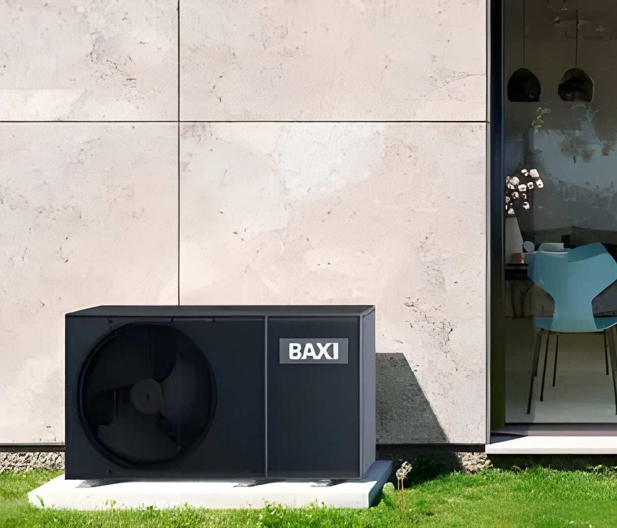 Bomba de calor de aerotermia Baxi instalada junto a una vivienda