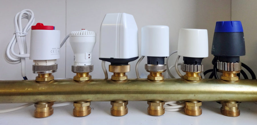 Cabezales termoeléctricos montados sobre un colector de latón de suelo radiante